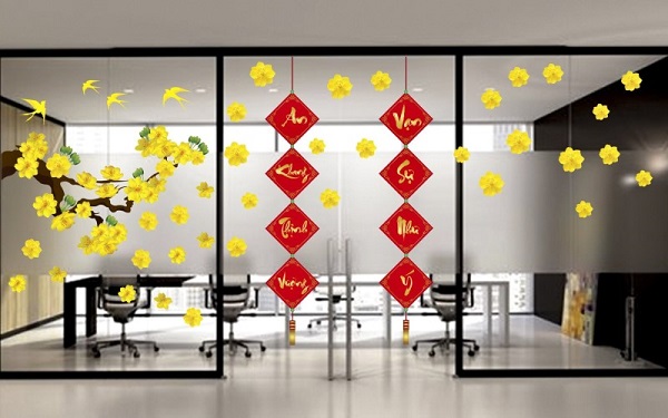 Trang trí cửa nhôm kính đón tết Nhâm Dần