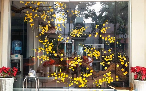 Trang trí cửa nhôm kính đón tết Nhâm Dần