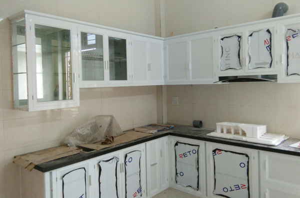 Mẫu tủ bếp nhôm kính trắng sứ đẹp