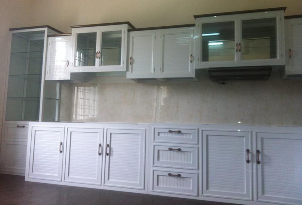 Mẫu tủ bếp nhôm kính trắng sứ đẹp