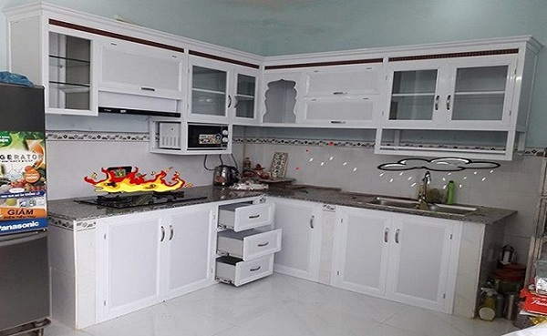 Mẫu tủ bếp nhôm kính trắng sứ đẹp